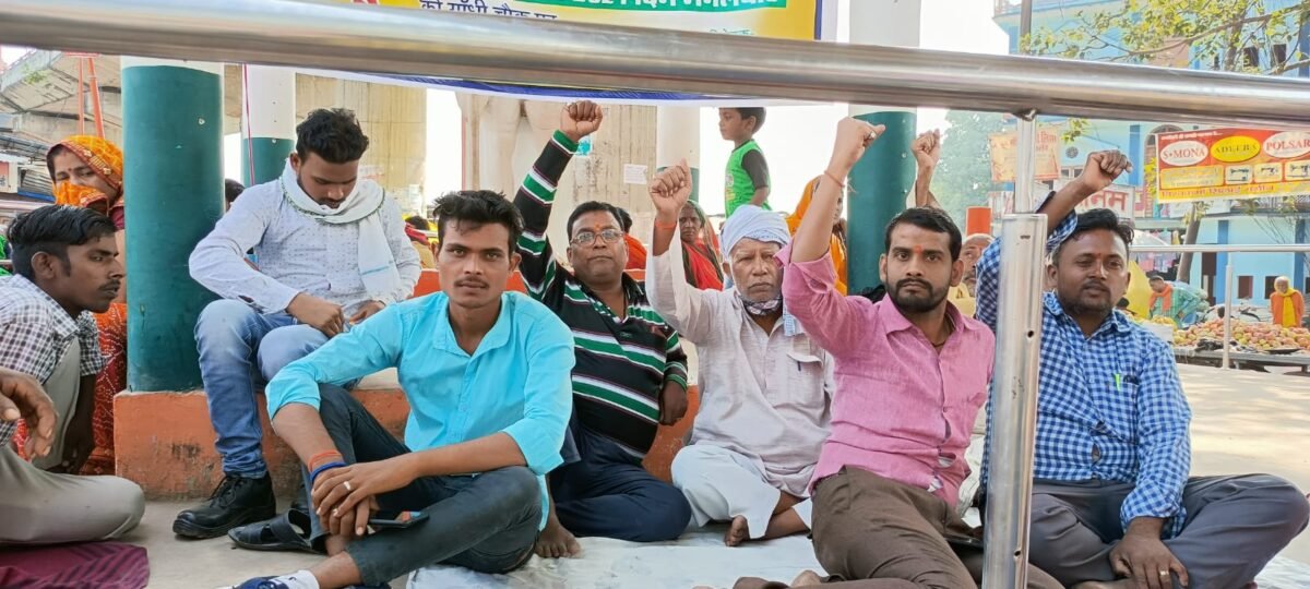 सलेमपुर /देवरिया - नाला को नगर पंचायत अध्यक्ष द्वारा ध्वस्त कराने के विरोध मे धरना दिया गया 1 IMG 20211102 WA0006