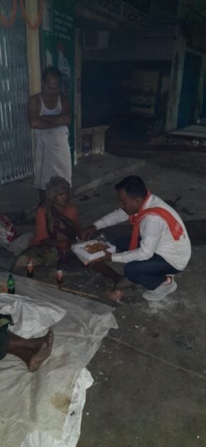 दीपावली त्यौहार के मौके पर समाजसेवी ने विकलांग और गरीबों का मुंह मीठा करा कर मनाया दीपावली। 1 IMG 20211106 WA0107