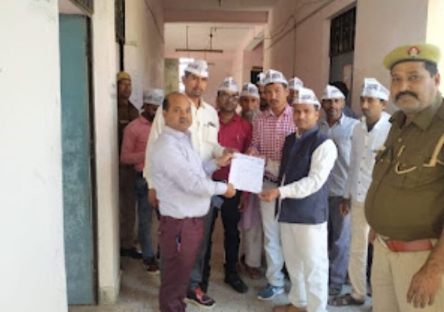 जाहिद अली के नेतृत्व में एसडीएम को दिया गया ज्ञापन,दो महीने से क्षतिग्रस्त पुलिया का मामला 2 IMG 20211101 192822