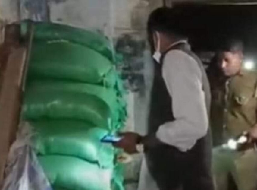 घुघली की बंद चीनी मिल में छापेमारी,सैकड़ो बोरी कनाडियन मटर के साथ हजारो बोरी ई०एफ०को०खाद बरामद 2 IMG 20211125 204245