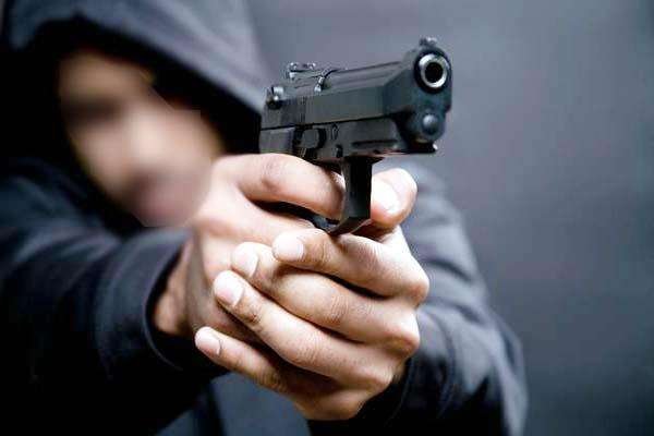 गोरखपुर कचहरी में पॉक्सो एक्ट आरोपी को पीड़ित के पिता ने दिन दहाड़े गोली मार कर की हत्या 2 2018 9image 22 46 337623070shotfire ll