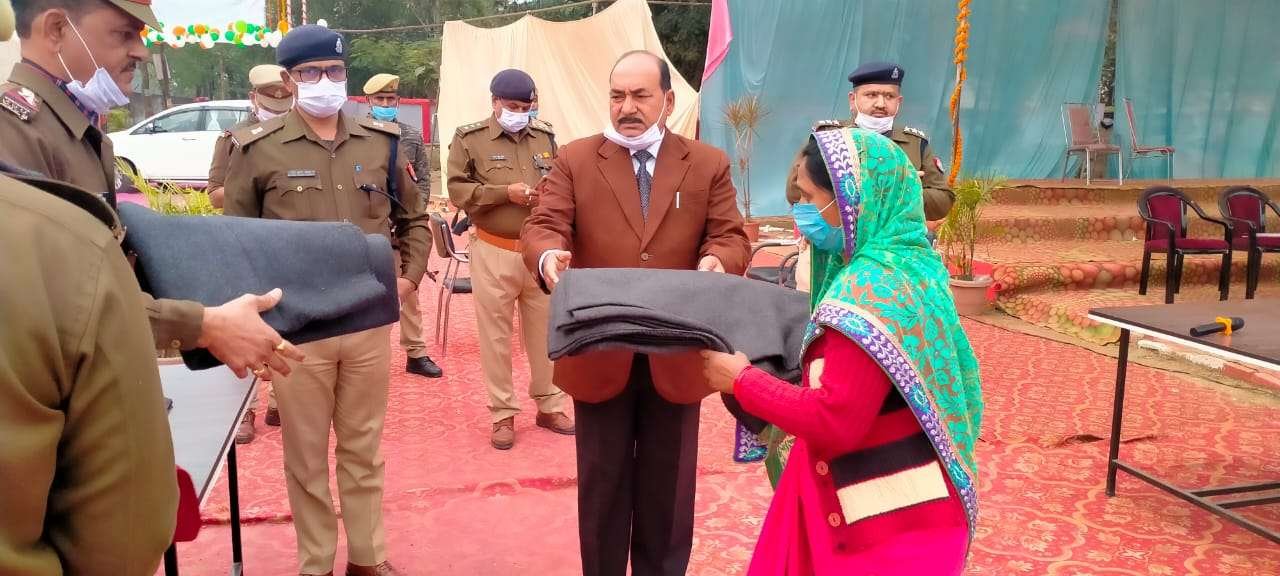 देवरिया - 73 वें0 गणतन्त्र दिवस पर पुलिस उप महानिरीक्षक/पुलिस अधीक्षक देवरिया द्वारा पुलिस लाइन में किया गया कम्बल वितरण 1 IMG 20220127 WA0017