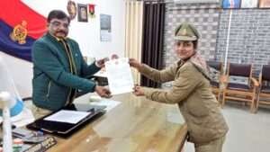 पुलिस महानिरीक्षक गोरखपुर द्वारा महिला उपनिरीक्षक को प्रशस्ति पत्र देकर किया गया सम्मानित 1 IMG 20220201 WA0137