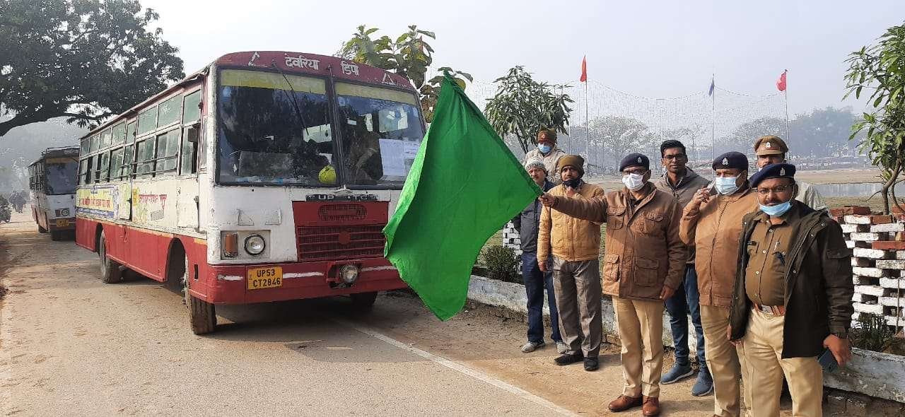 देवरिया - पुलिस बल को ब्रीफ कर हरी झंडी दिखाते हुए किया गया रवाना 1 IMG 20220206 WA0006