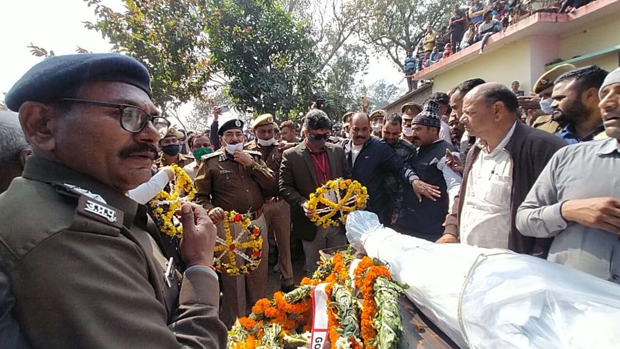 अमर शहीद संतोष यादव को जिलाधिकारी एवं पुलिस अधीक्षक ने पुष्प चक्र अर्पित कर दी श्रद्धांजलि 1 IMG 20220221 WA0018