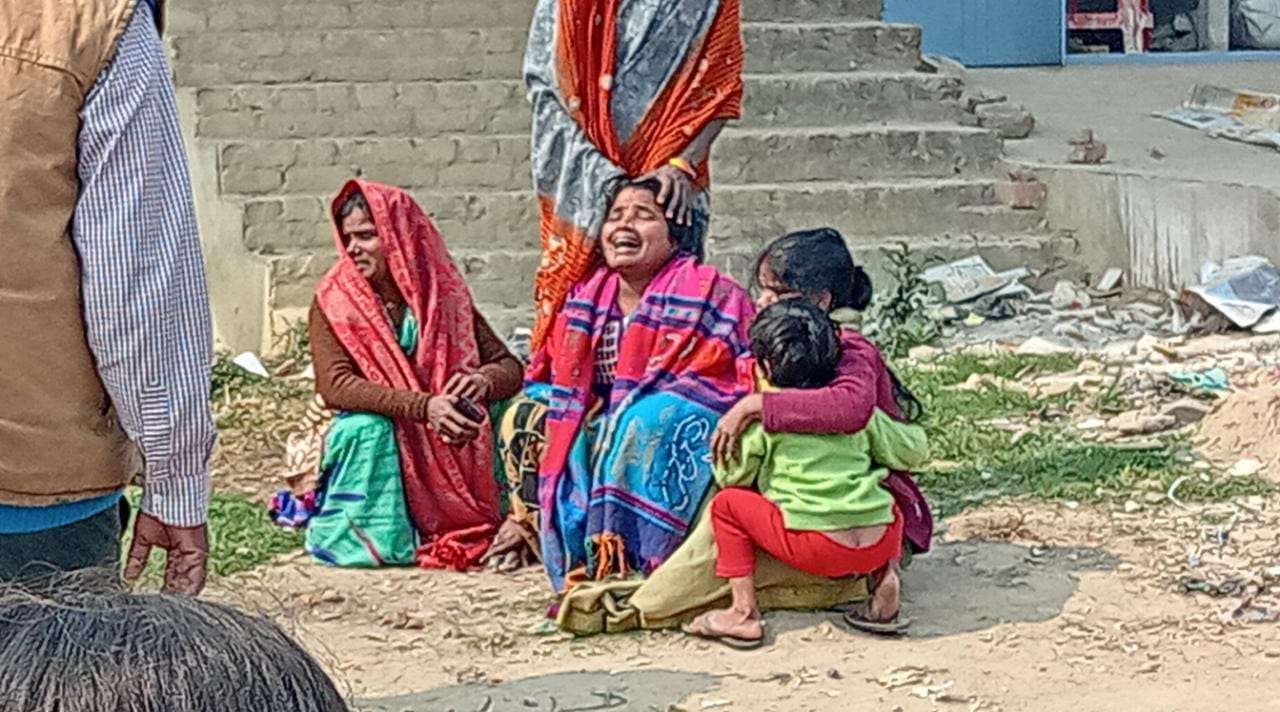 देवरिया - फंदे से लटकती मिली युवती का शव 1 IMG 20220222 WA0003