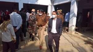 जिलाधिकारी व पुलिस अधीक्षक ने निचलौल थाना अंतर्गत बूथों का लिया जायजा 1 IMG 20220303 WA0019