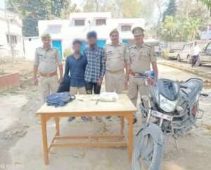 थाना निचलौल पुलिस द्वारा 02 शातिर वाहन चोर गिरफ्तार, कब्जे से 01 अदद चोरी की मोटर साइकिल, 01 अदद 315 बोर तमंचा व एक 315 बोर कारतूस, 1 किलो ग्राम नाजायज गांजा बरामद 1 IMG 20220317 WA0020