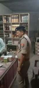 शांति एवं सुरक्षा व्यवस्था के दृष्टिगत महराजगंज पुलिस ने किया पैदल गस्त एवं शराब की दुकानों की चेकिंग, आमजनमानस से वार्ता कर सुरक्षा का दिलाया एहसास 2 IMG 20220323 WA0038