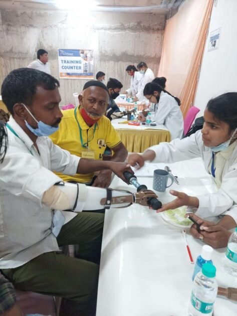 विकलांग लोगों के लिए आयोजित किया गया नि:शुल्क संयुक्त प्रोस्थेटिक हैंड वितरण कैंप 1 IMG 20220404 WA0011