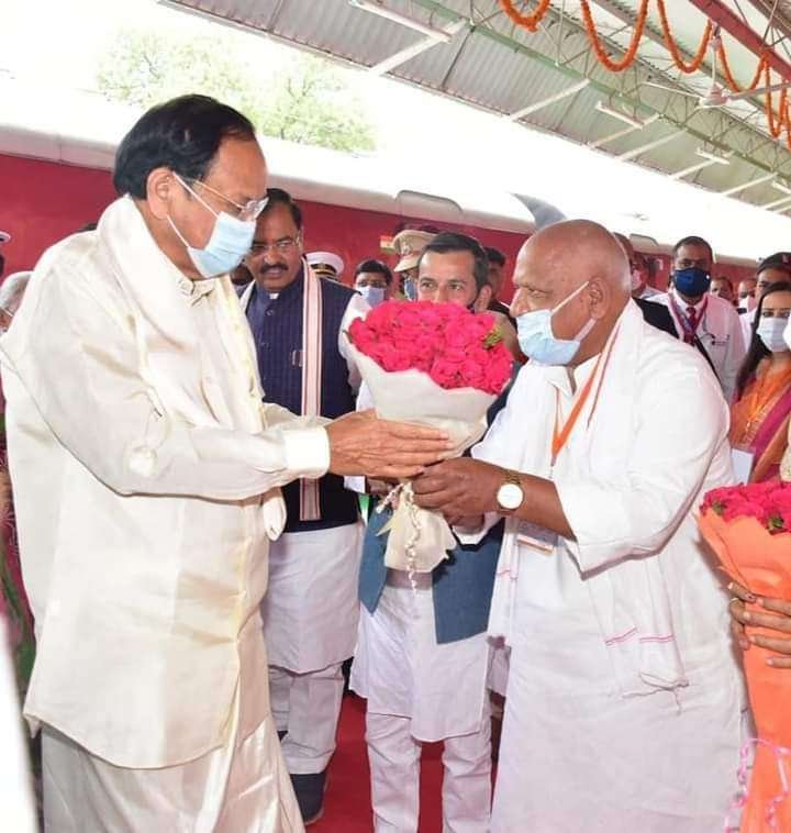 उपराष्ट्रपति वेंकैया नायडू अयोध्या धाम से काशी के लिए हुए रवाना 1 IMG 20220415 WA0021