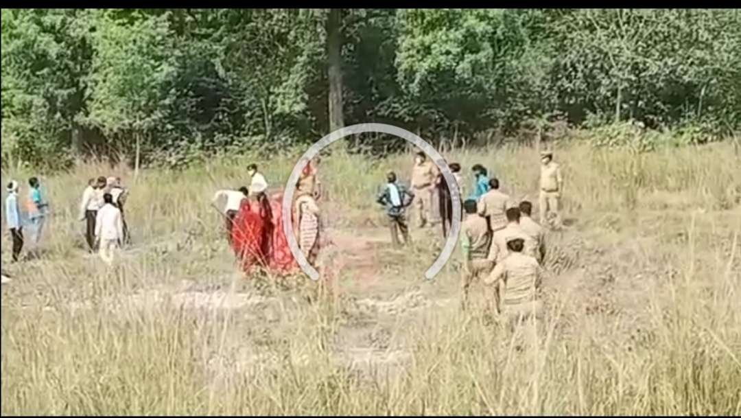 अयोध्या डीएम के आदेश पर कब्र से खोदकर निकाला गया किशोरी का शव 2 Screenshot 20220430 195405