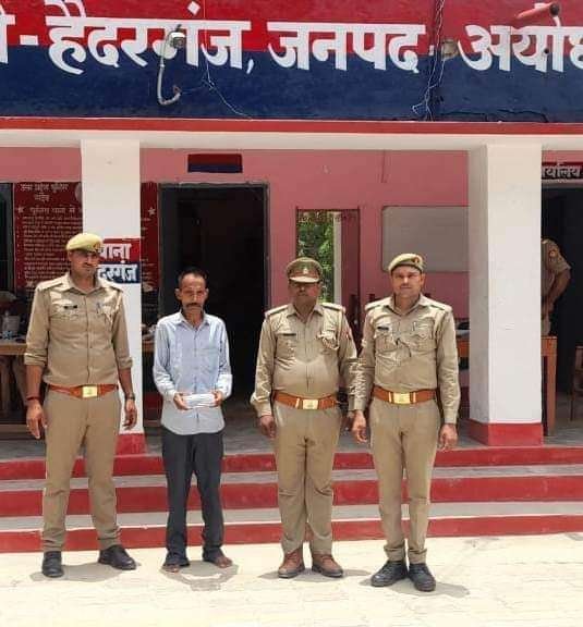 अयोध्या - टाप-10 अपराधी व हिस्ट्रीशीटर को पुलिस ने अवैध तमंचे के साथ किया गिरफ्तार 1 IMG 20220531 WA0002