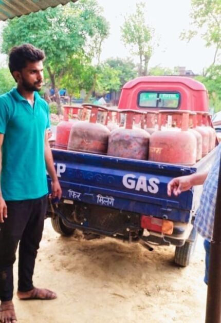 छापेमारी के दौरान सप्लाई इंस्पेक्टर यतीन्द्र यादव ने जप्त किए अवैध सिलेंडर 1 IMG 20220531 WA0022