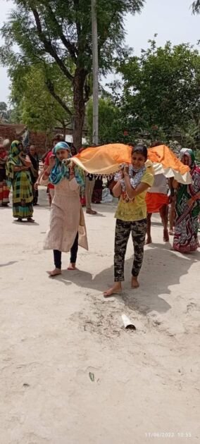 अयोध्या - पिता की अर्थी को बेटियों ने दिया कंधा 1 IMG 20220611 WA0007