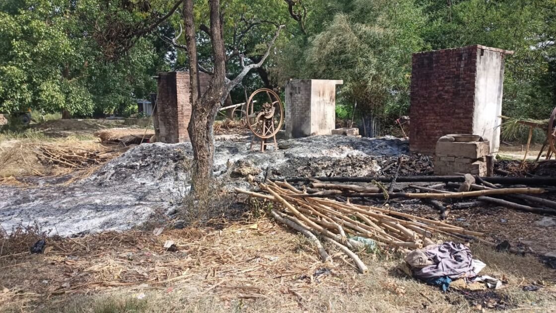 अयोध्या - अज्ञात कारणों से लगी आग से घर गृहस्ती का सामान हुआ खाक 1 IMG 20220616 WA0000