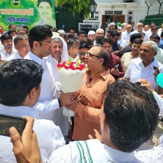 फरीदाबाद - उपमुख्यमंत्री ने नवनिर्वाचित चेयरमैन संजय मनोचा और नवनिर्वाचित पार्षदों को दी जीत की बधाई:राजेश भाटिया 1 IMG 20220625 WA0009