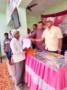 उत्तर प्रदेश सरकार स्वामित्व योजना के अंतर्गत गांव में रहने वाले लोगों को आवासीय अधिकार अभिलेख विधायक द्वारा वितरित 1 IMG 20220625 WA0125
