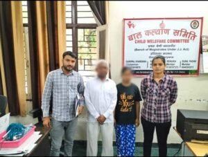 फरीदाबाद-हेल्पलाइन टीम ने सराहनीय कार्य करते हुए रास्ता भटकी 15 वर्षीय किशोरी को उसके परिजनों से मिलवाया 1 26