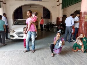 सड़क तक जाने के लिए दिव्यांग को नहीं मिला व्हीलचेयर 1 IMG 20220711 WA0056