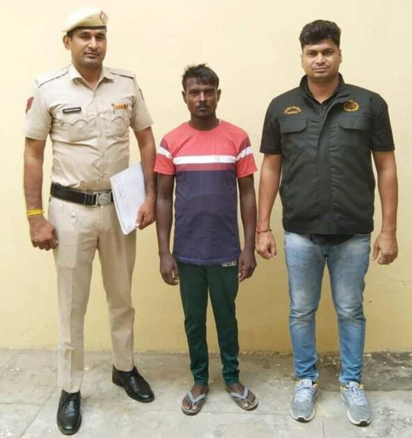 फरीदाबाद - बटनदार चाकू सहित एक आरोपी को क्राइम ब्रांच की टीम ने किया गिरफ्तार 1 img 20220711 wa0020470892751555379209