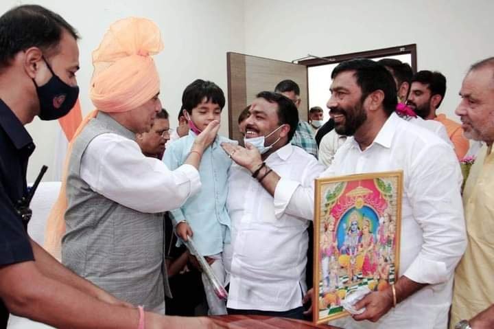फरीदाबाद - किशन ठाकुर ने दी रक्षा मंत्री राजनाथ सिंह को जन्मदिन की बधाई 1 img 20220712 wa00061530822236657536621