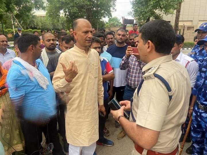 फरीदाबाद - अवैध बूचडख़ानों को लेकर पूर्व विधायक नगेंद्र भड़ाना के नेतृत्व में पुलिस कमिश्नर से मिले लोग 1 img 20220721 wa00048926338953378205607