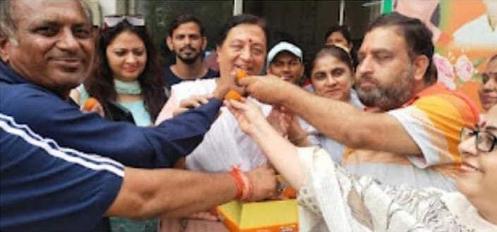 फरीदाबाद - विधायक सीमा त्रिखा व कार्यकर्ताओं ने द्रौपदी मुर्मु के राष्ट्रपति बनने पर बाटें लड्डू 1 img 20220722 wa00011622441971464583400