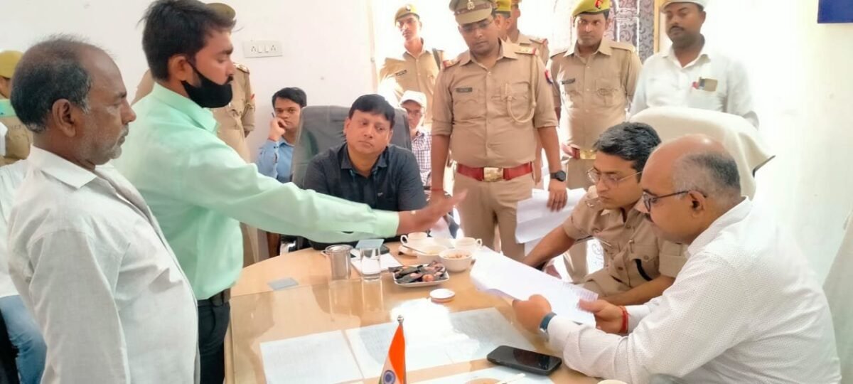जिलाधिकारी व पुलिस अधीक्षक देवरिया द्वारा थाना खुखुन्दू पर सुनी गयी समस्याएं 1 img 20220724 wa00426129053766872818200