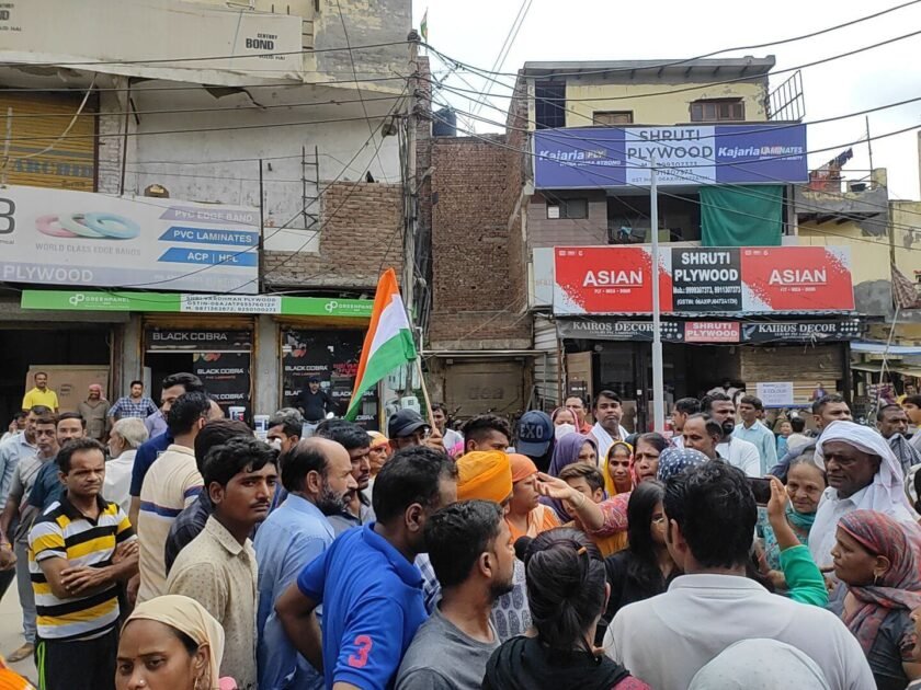 फरीदाबाद - शास्त्री कॉलोनी में पेयजल किल्लत रिहायशी लोग सड़कों पर उतरे 1 img 20220827 wa00061349065514683865600