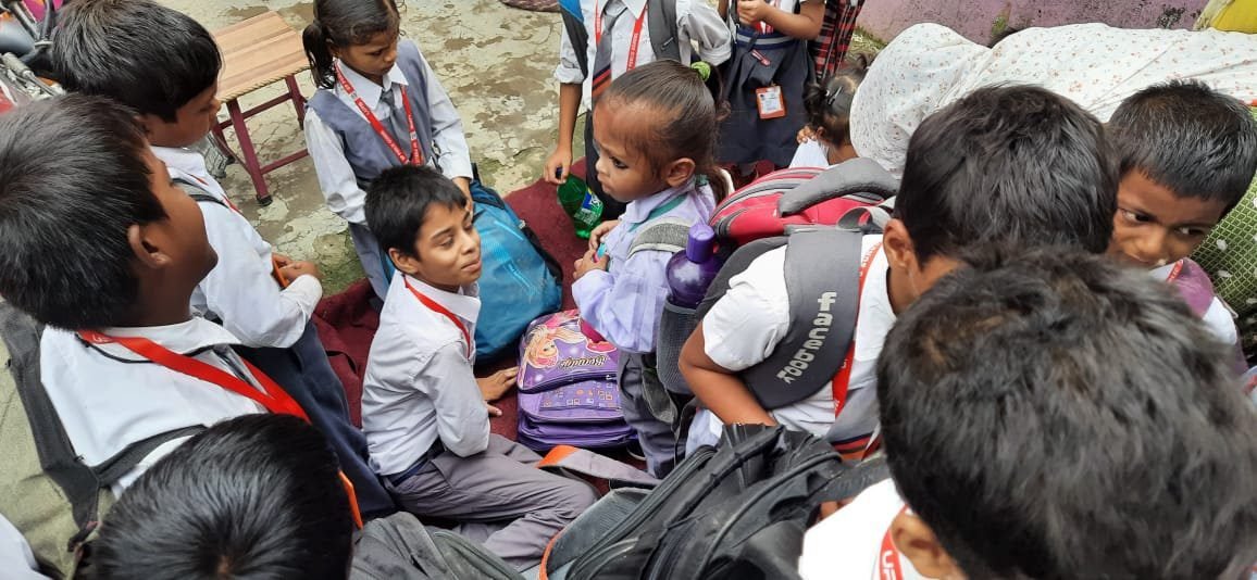 देवरिया - छात्रों को लेकर स्कूल जा रही वैन अनियंत्रित होकर पलटी 1 img 20220829 wa00001630249808561872518