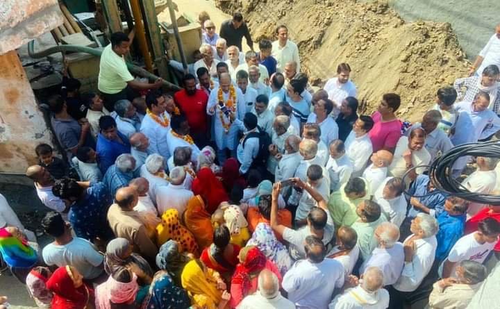 पूर्व पार्षद महेश मणि ने गणमान्य लोगों से करवाया ट्यूबवैल लगाने के कार्य का शुभारंभ 1 14 2