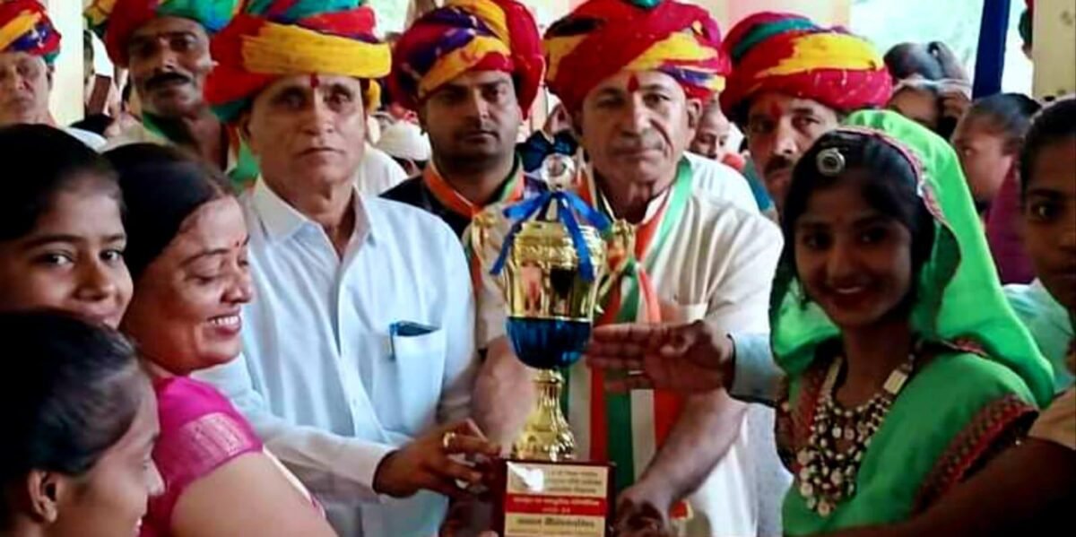 पाईप लाईन के खडडो को अधूरा भरकर कर भूल गये 1 27 1