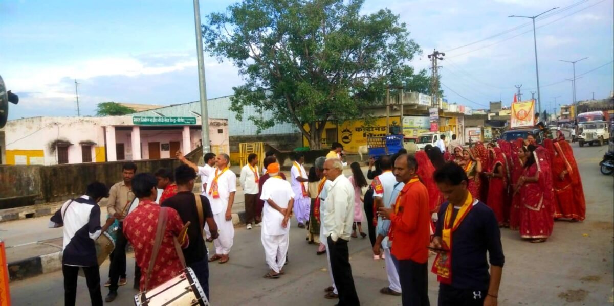 कंजर समाज महापंचायत की मीटिंग त्रिवेणी महादेव मंदिर हुयी 1 30 1