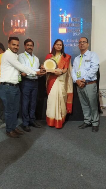 पीएम आवास योजना; शहरी अवार्ड 2021 मे सर्वश्रेष्ठ प्रदर्शन के लिए सम्मानित की गयी डीएम आर्यका अखौरी 1 45 2