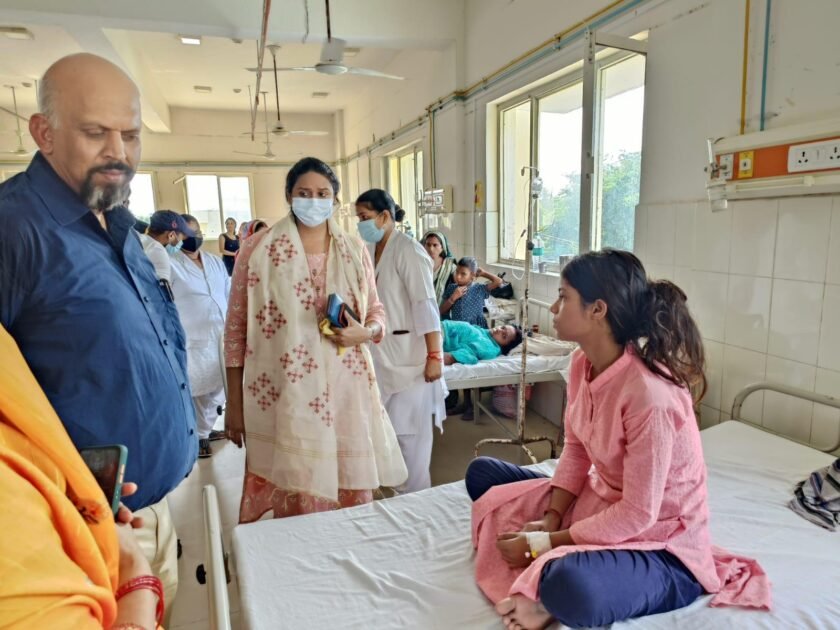 जिलाअस्पताल पहुची डीएम: चिकित्सक व डाइटीशियन लापता एसपी चौधरी लिख रहे थे बाहर की दवा 1 45
