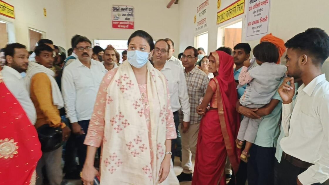 जिलाअस्पताल पहुची डीएम: चिकित्सक व डाइटीशियन लापता एसपी चौधरी लिख रहे थे बाहर की दवा 2 46