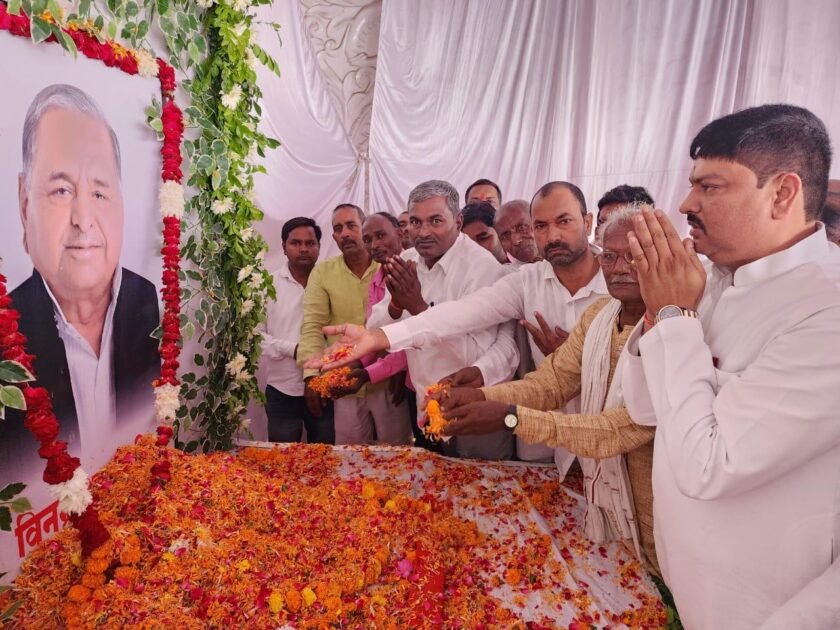 नम आंखों से विभिन्न राजनीति दलो के लोगों ने श्रेद्धय नेता जी को अर्पित की भाव भीनी श्रद्धांजलि 1 62 2