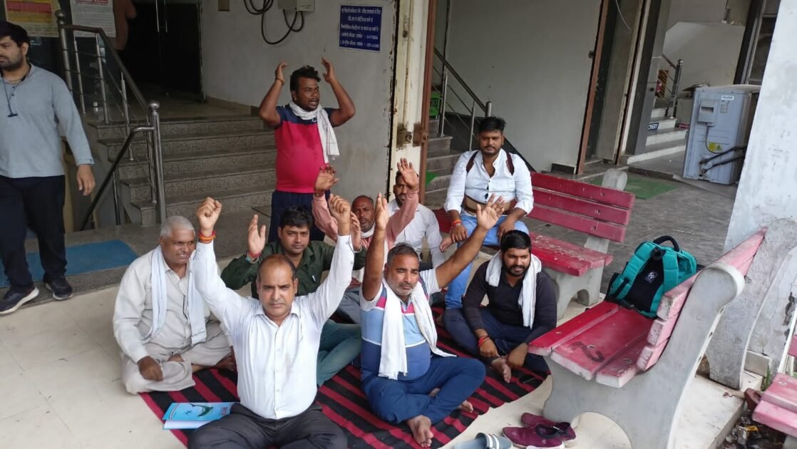 एसडीओ दफ्तर पर यूनियन की ओर से दिए गए एजेंडे पर काम ना होने से खफा कर्मचारियों ने किया विरोध प्रदर्शन 1 64