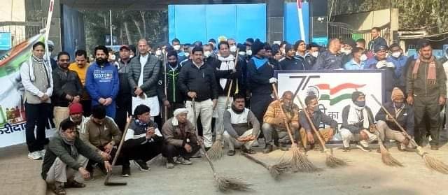 पूर्व विधायक ने झाडू लगाकर व कूड़ा उठाकर लोगों को दिया स्वच्छता का संदेश 2 WhatsApp Image 2023 01 24 at 10.25.48 AM