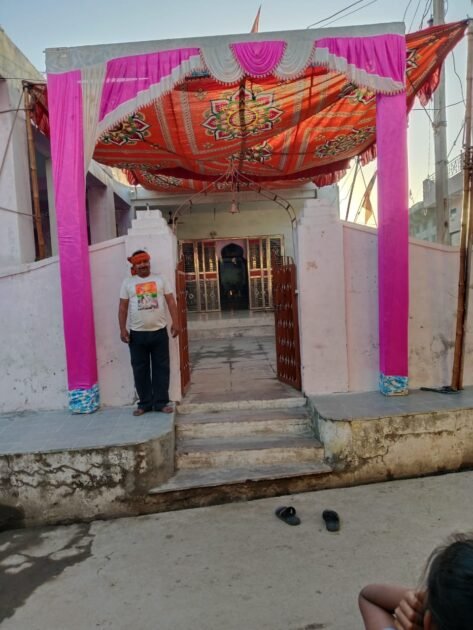 महाशिवरात्रि की पूर्व संध्या पर हुआ रात्रि जागरण सजाया मंदिर शिव परिवार की सजावट देख अभिभूत हुए ग्रामीण जामोली 1 7 5
