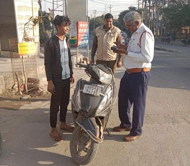 पुलिस ने रॉन्ग साइड व रॉन्ग लेन में वाहन चलाने वाले 673 वाहन चालकों के चालान काटे 2 WhatsApp Image 2023 02 26 at 9.43.32 AM