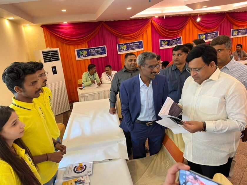 आर बी परफेक्ट सोलुशन इंस्टिट्यूट द्वारा लगाए गये रोजगार मेले में पहुंचे पूर्व उद्योग मंत्री विपुल गोयल 2 WhatsApp Image 2023 04 08 at 5.15.50 AM