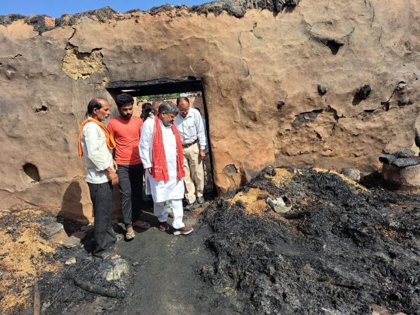 मवई अयोध्या - आग का भीषण कहर,10 घरों की गृहस्थी जलकर राख 2 WhatsApp Image 2023 04 22 at 7.49.49 PM