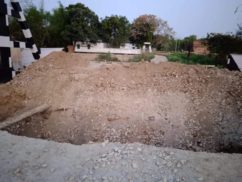 गाजीपुर: एल0जी0 मनोज सिन्हा के जिले में रेलवे की बड़ी मनमानी, सैकड़ो मासूमों किसानो बुजुर्गो व महिलाओं के साथ मरीज उठा रहे परेशानी 3 WhatsApp Image 2023 04 26 at 7.57.19 PM