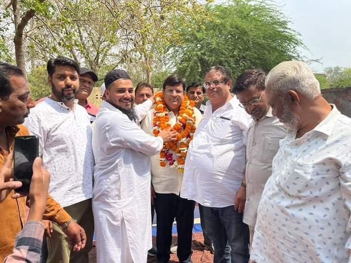 सरकारी स्कूल में केक काटकर मनाया स्कूली बच्चों ने पूर्व मंत्री विपुल गोयल का 51वां जन्मदिन 2 WhatsApp Image 2023 04 27 at 3.28.00 PM