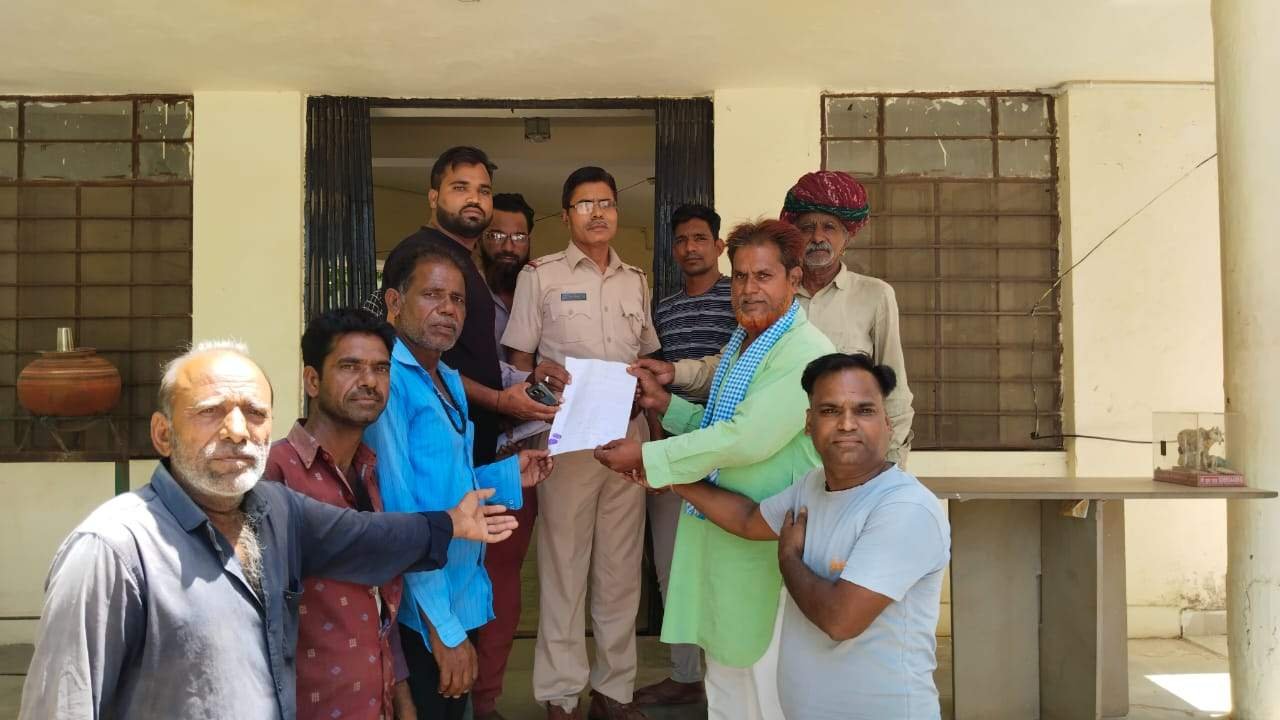 बीगोद-खटवाडा रोड पर वार्ड नंबर 5 मंगलवार शाम को तेज गति से निकले ट्रैलर कुचलने से मौहल्ले वासी बाल-बाल बच्चे 2 325758e1 1afc 41ab 9520 7b7664368592