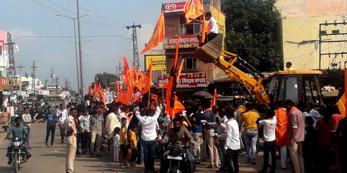 बीगोद बसस्टैंड पर शोर्य जागरण यात्रा का समस्त हिन्दू समाज व बुलडोजर( जेसीबी मशीन) से पुष्प वर्षा कर जयश्रीराम के जयघोष के साथ भव्य स्वागत किया गया 3 13c668ad cc36 4548 b6c7 fe0d955ae42d