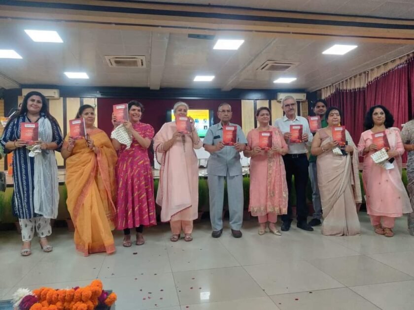 हिंदी दिवस पर प्रख्यात कवियों ने डीएवी शताब्दी महाविद्यालय के सभागार को किया गुंजायमान 2 2e1cc8d8 9a0e 4ba1 84d6 202c12696216
