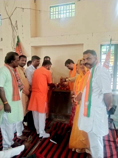 जयपुर में प्रधानमंत्री आवागमन व भाजपा परिवर्तन सकल्प यात्रा समापन को लेकर त्रिवैणी महादेव मंदिर में भाजपा ग्रामीण मंडल की बैठक हुई 2 83021f12 ca45 405b 8be0 c2cc44466a6b
